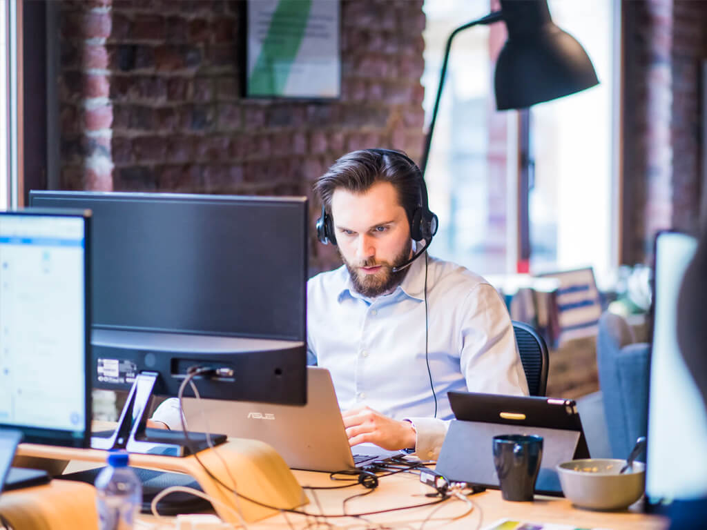 Dozentin zeigt UX-Design am Bildschirm