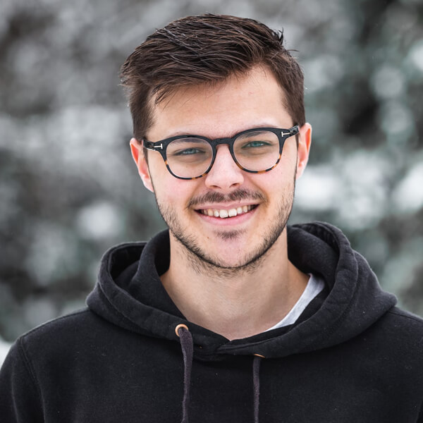 Porträt einer Lehrkraft für Programmierung bei Lumqoravelitpd