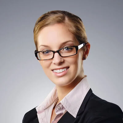 Teilnehmende Person mit Feedback zum Kurs