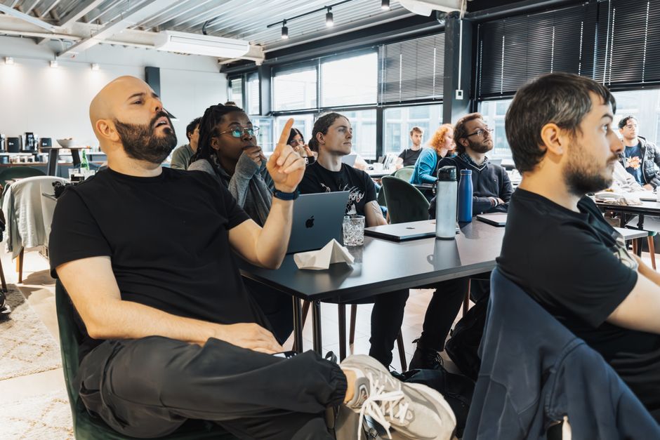 Lehrkraft erklärt Programmierung und UX/UI-Design im Unterricht